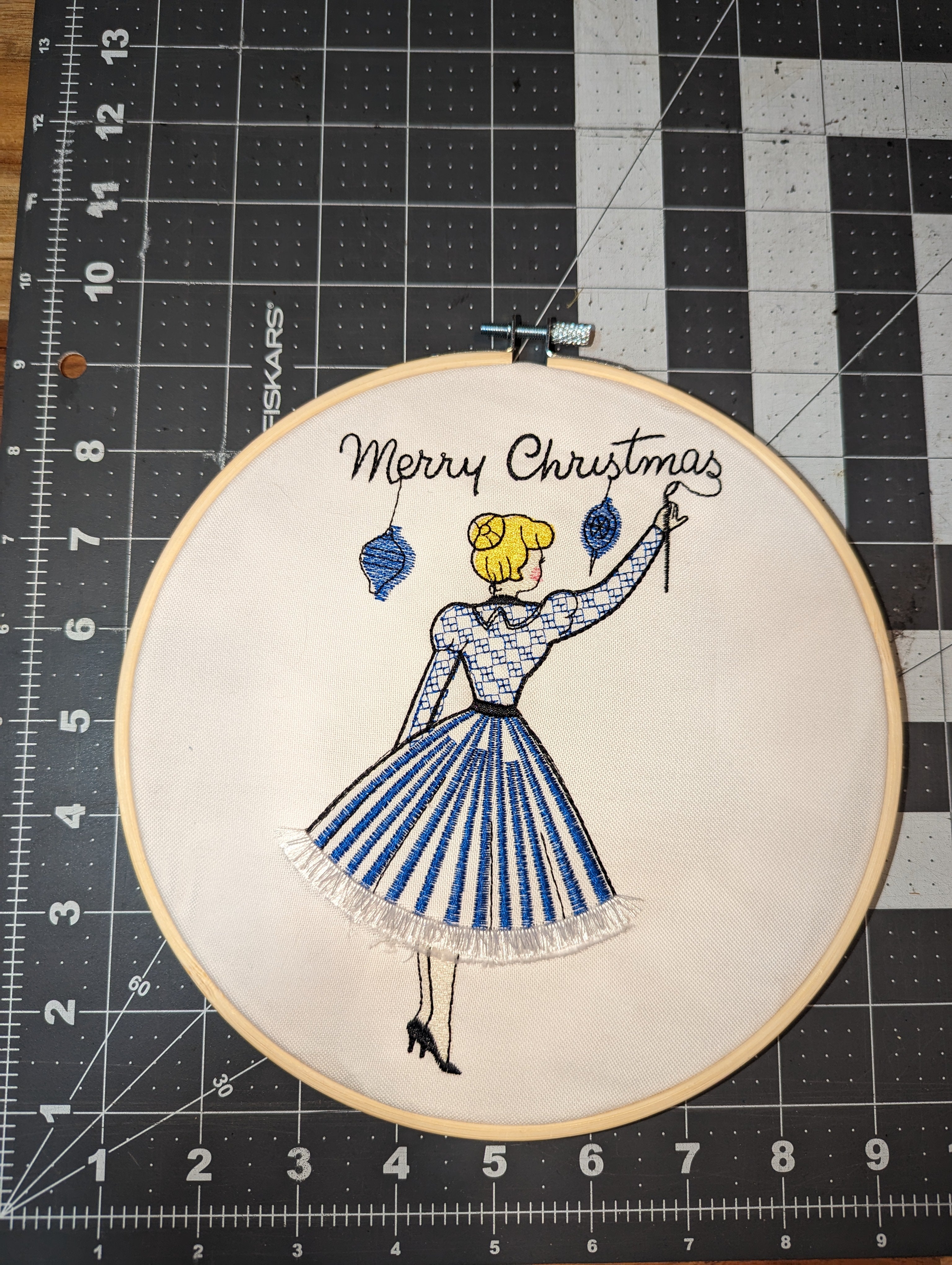 Retro Christmas Lady 3D Embroidered Wall Decor