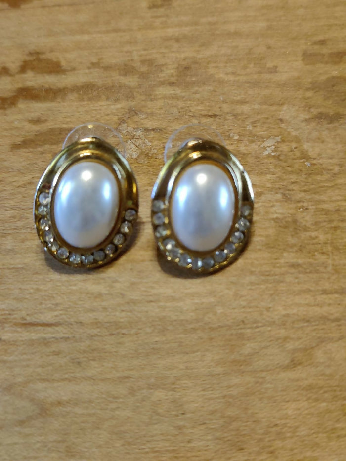 E #106 Peirce. Gold Tone , Imitation Pearl, Clear Rhinestones, 2 Stoppers 1) Silicone 2) Reg.