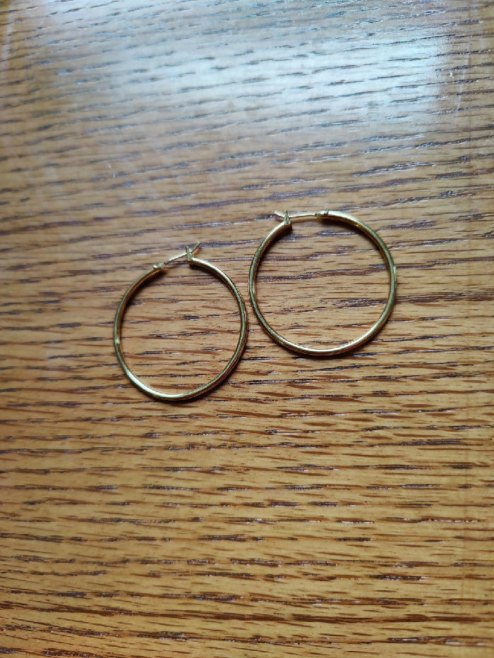 E #107 Pierce earrings 1-1/2 inch Hoops Gold Tone.