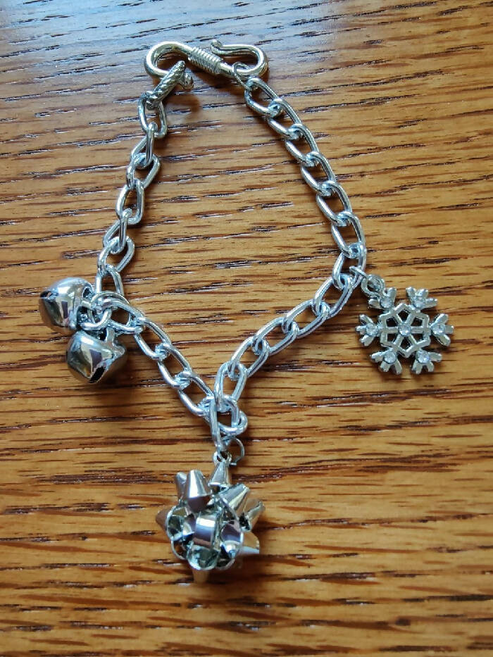 CHB #170 Aluminum Chain 7-1/2 inch with Bow, Bells & Snowflake